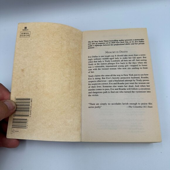 Memory In Death By J.D. Robb Nora Roberts 2006 Paperback Berkley First Edition - Picture 3 of 4